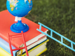 piccolo-globo-disposto-cima-alla-pila-di-libri.jpg